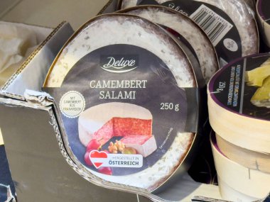 Camembert salamı 250 gram paket Avustralya kökenli etiketi depolama ekranında.