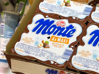 Monte fındık ve kakao kremalı tatlı paketleri markette sergileniyor..