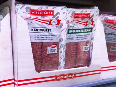 Kantwurst ve ungarische salam paketleriyle sosis sergisi.