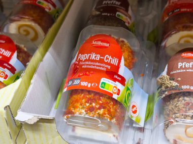 Markette ambalajda kırmızı biber peyniri sergileniyor.