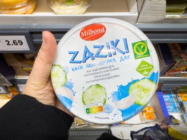 Milbona zaziki Yunan usulü yoğurt raflara döküldü.