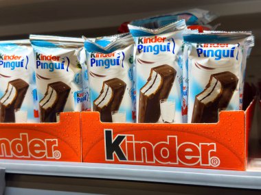 Marketteki raflarda daha nazik pingui çikolataları var..