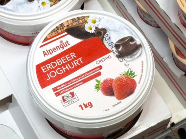 Alpengut erdbeer joghurt taze çilek ve kremalı dokuma.