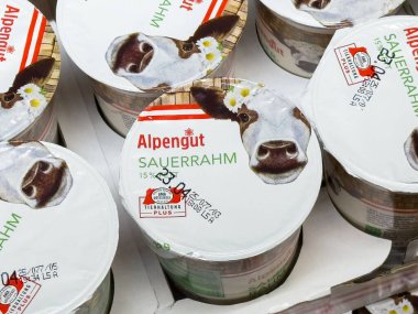 İnek resimli Alpengut sauerrahm süt ambalajı.
