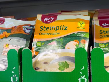 Vejetaryen Steinpilz kremalı çorba paketleri rafta sergileniyor..