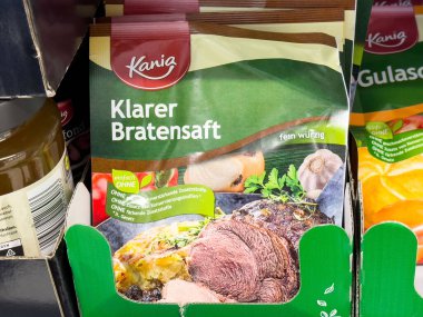 Rafta gösterilen Kania klare bratensauce karışımı.