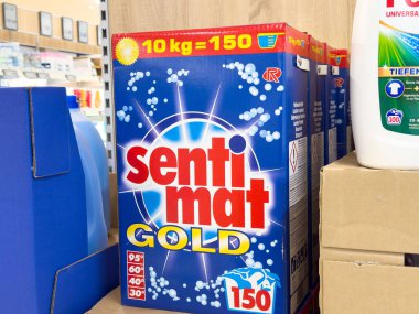 Senti mat altın çamaşır deterjanı Süpermarket koridorunda.
