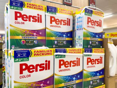 Süpermarket koridorunda renkli ambalajlı Persil çamaşır deterjanı görüntüsü.