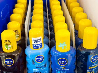Nivea güneş losyonu şişeleri sıra sıra dizilmiş renkli kapaklı.