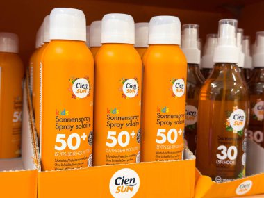 Mağazadaki çocuklar için spf 50 + güneş kremi ürünleri.