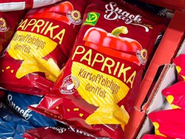 Kırmızı biber aromalı patates cipsi paketi..