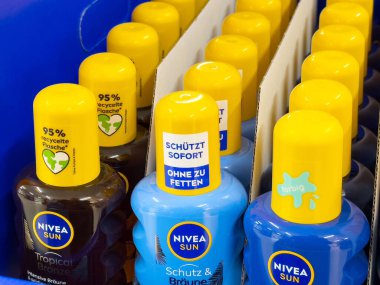 Geri dönüşüm girişimi: nivea güneş kremi şişeleri ve vitrininde çevre dostu ambalajlar.