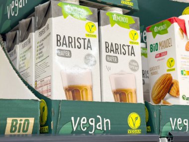 Vejetaryen kahveci yulaf sütü kutuları rafta..