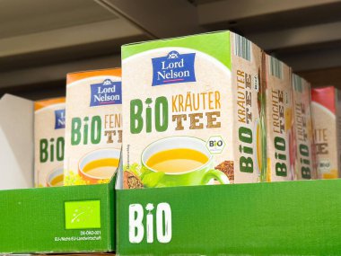 Çevre dostu ambalajlı organik bitki çayı sergisi.