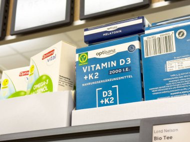 Vitamin ve takviye rafında d3, k2, omega-3 vitaminleri, eczane vitrininde melatonin.