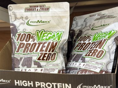Çerez ve krema aromalı vegan protein tozu ambalajı.