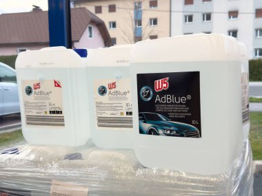 Açık havada binaların yakınında bulunan adblue konteynırlar..