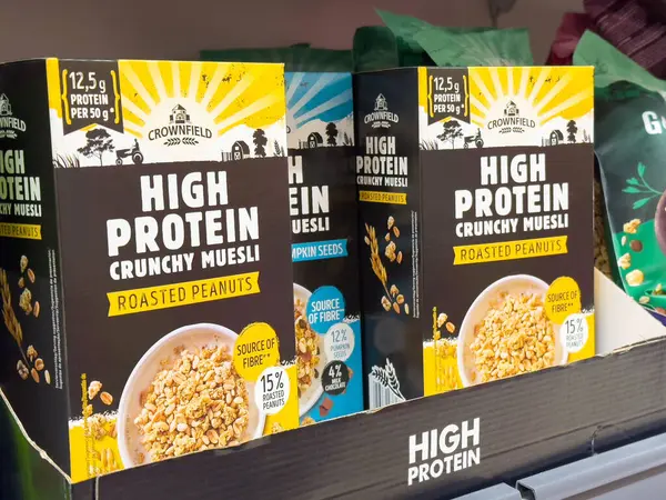 Mağazada yüksek proteinli müsli kutuları.