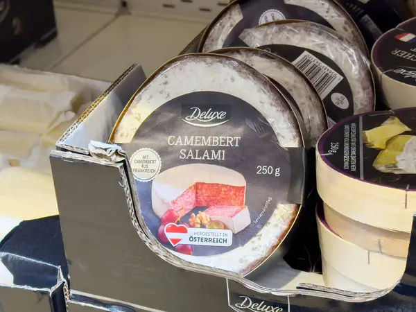 Kremsi desenli ve Avusturyalı kökenli Camembert salam ambalaj tasarımı.