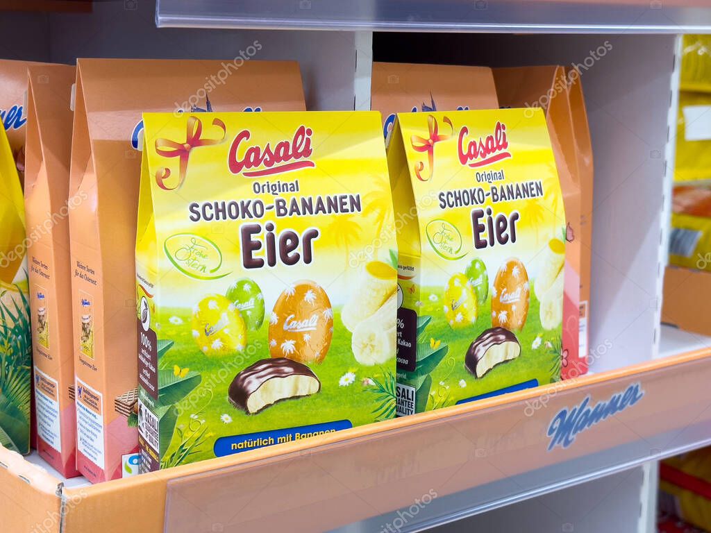 Casali schoko bananen eier chocolate banana treats displayed on store shelf.