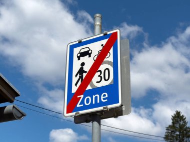Mavi gökyüzü arkaplanına karşı hız sınırı işareti olan yaya bölgesinin sonu.