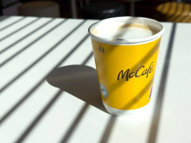 Güneşli kafe ortamında Mccafe kahve fincanı..