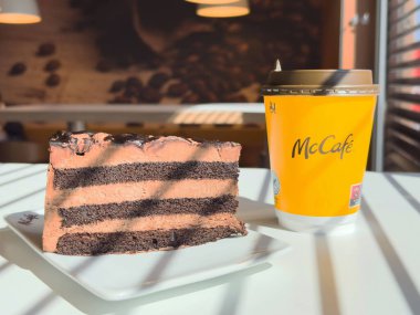 Mccafe 'de çikolatalı kek ve kahve..