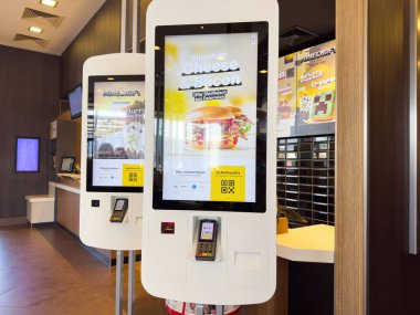 Fast food restoranının içinde büfe sipariş eden dokunmatik ekran..