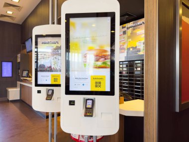 Lokantada dokunmatik ekran sipariş sistemiyle etkileşimli fast food büfesi.