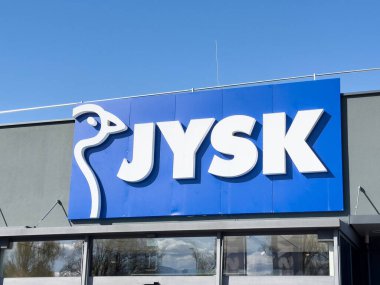 Açık bir günde simgesel mavi ve beyaz işareti olan Jysk mağaza önü.