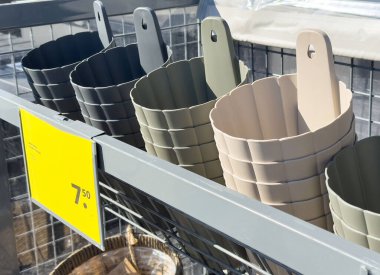 Fiyat etiketli çeşitli bahçe ekicileri mağazada sergileniyor.