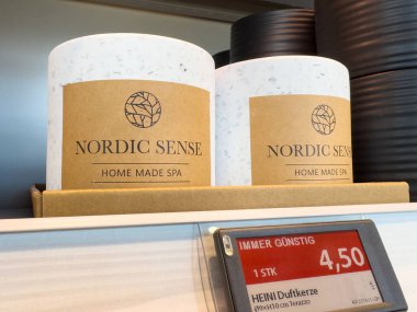 Perakende mağazasında fiyat etiketi görüntülü İskandinav algısı mumları.