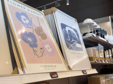 Sanat eserleri dekoratif tasarımlarla mağaza rafında sergilenir.