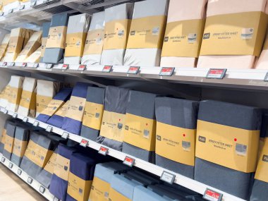 Perakende satış rafına çeşitli forma serili çarşaflar.