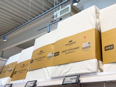 Mağazada sergilenen beyaz formalı çarşaflar.