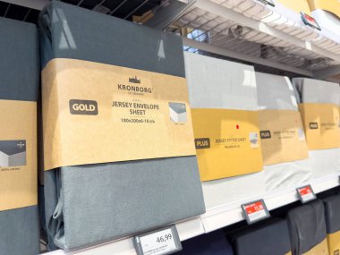 Jersey zarflı yatak çarşafları fiyat etiketli raflarda sergileniyor..