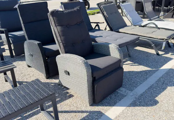 Park yerinde mobilya sergisi ve güneş şezlongları..