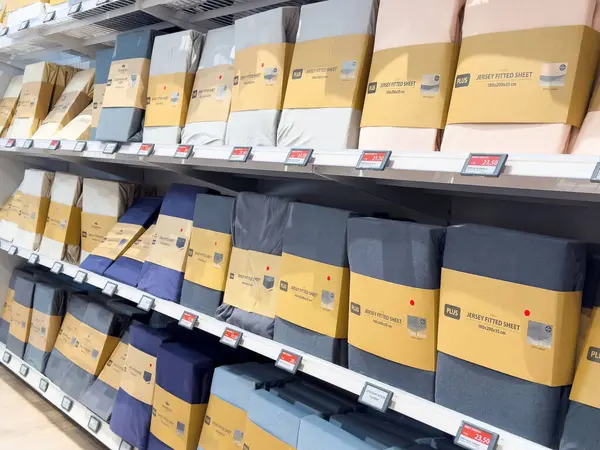 Perakende satış rafına çeşitli forma serili çarşaflar.