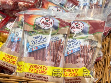 Avusturya tyrolean sosis paketleme sepetinde sergileniyor.