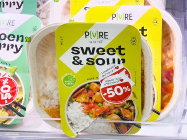 Markette indirimli fiyatlı vejetaryen tatlı ve ekşi pirinç yemeği..