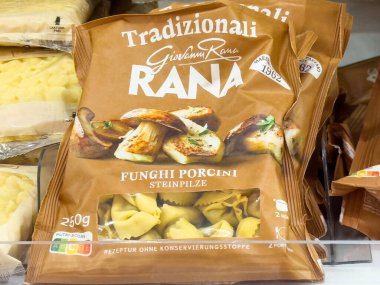 Paketlenmiş giovanni rana tradizionali funghi porcini tortellini mağaza rafında.