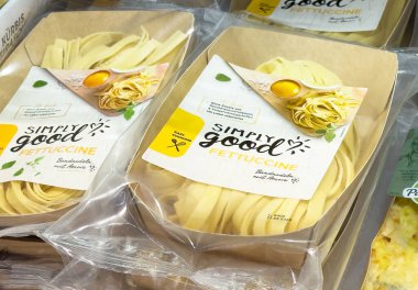 Markette sergilenen taze fettucine makarnası..