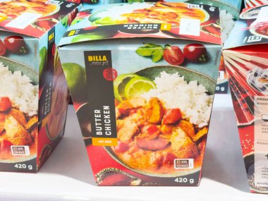 Baharatlı tereyağlı tavuk, canlı ambalajlı pirinçli hazır yemek..