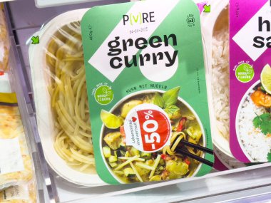 Süpermarkette indirimli yeşil körili şehriye yemeği..