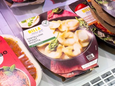 Depoda ıspanaklı ve ricottalı taze paketlenmiş tortelloni.