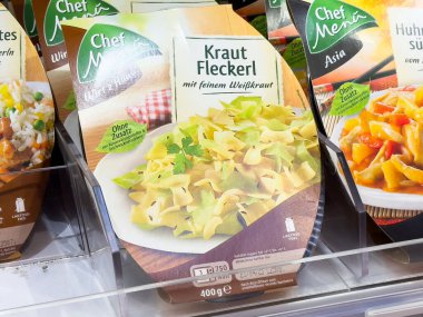 Alman fleckerl makarna paketi markette sergileniyor.