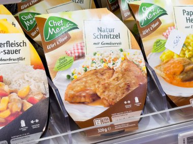 Yemeye hazır doğal şnitzel ve sebzeli pilav paketleri..