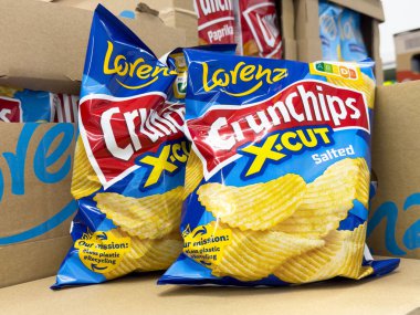 Crunchips x kesimi tuzlu patates cipsi vitrinde.