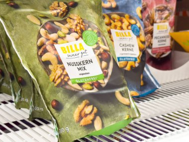 Rafta kaju, ceviz ve ceviz çeşitlerinden oluşan karışık fındık paketleri, glütensiz aperatif seçenekleri.