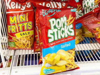 Süpermarketteki tuzlu patates atıştırmalıklarının çeşitleri..